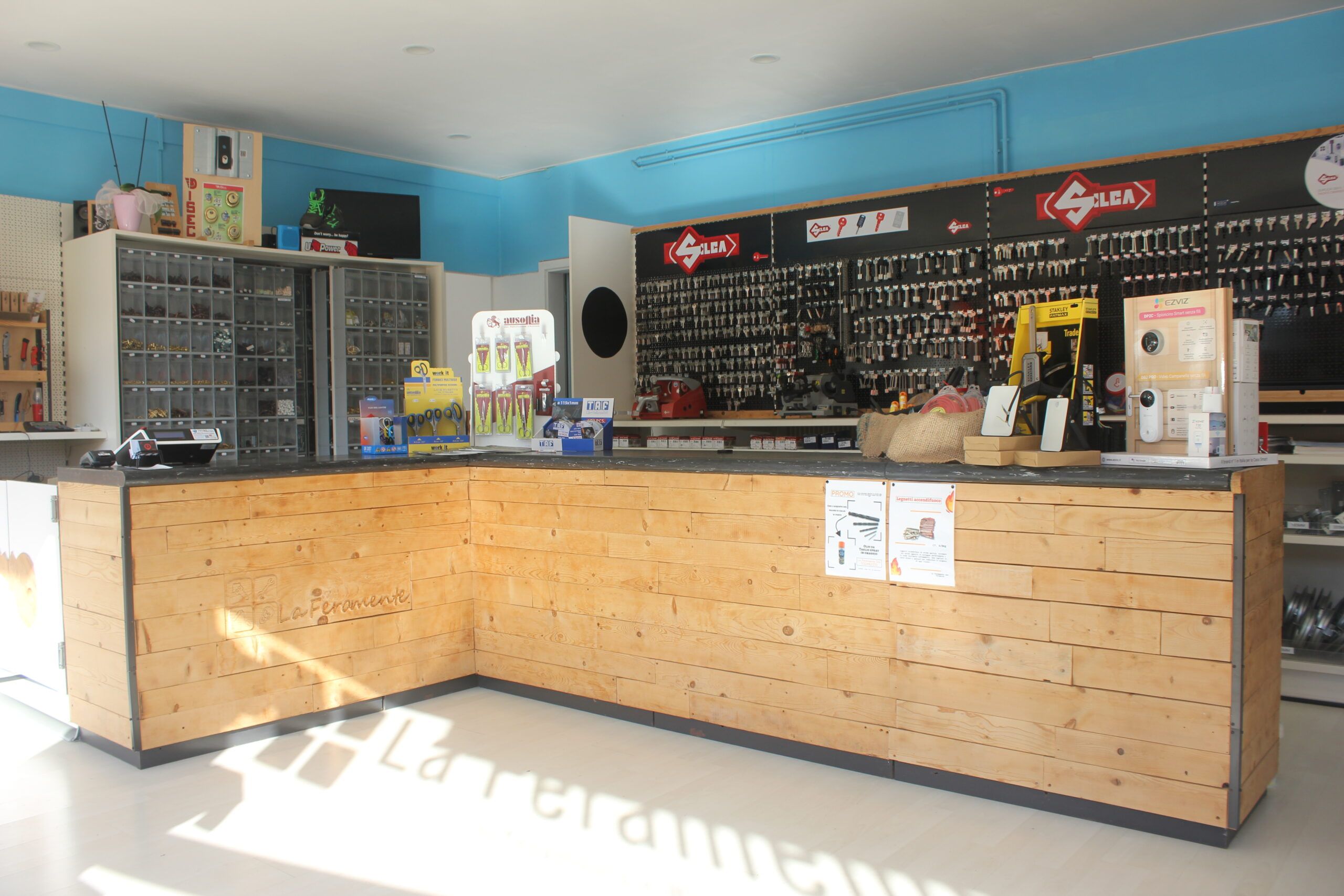 LA FERAMENTE - VETRINA NEGOZIO